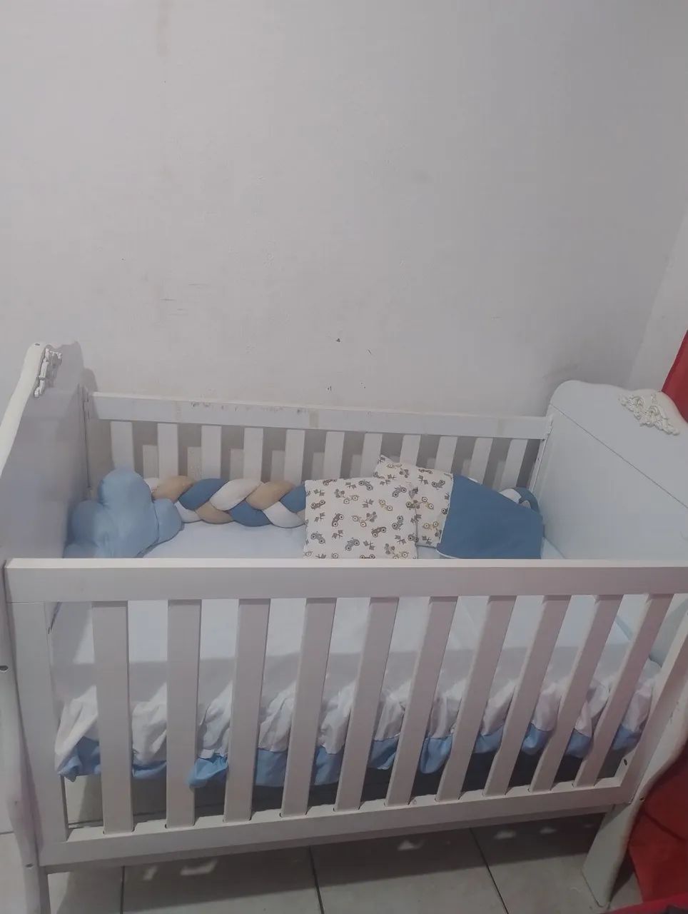 Berço de bebê usado com colchão e com kit berço em ótimo estado 