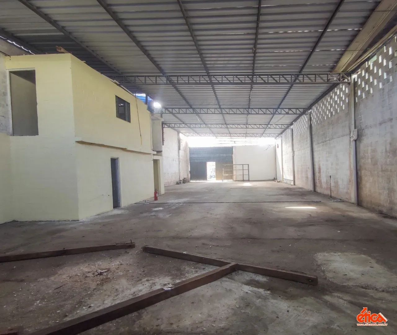 Galpão medindo 300,00m² pé direito 6,00m - Foto 8