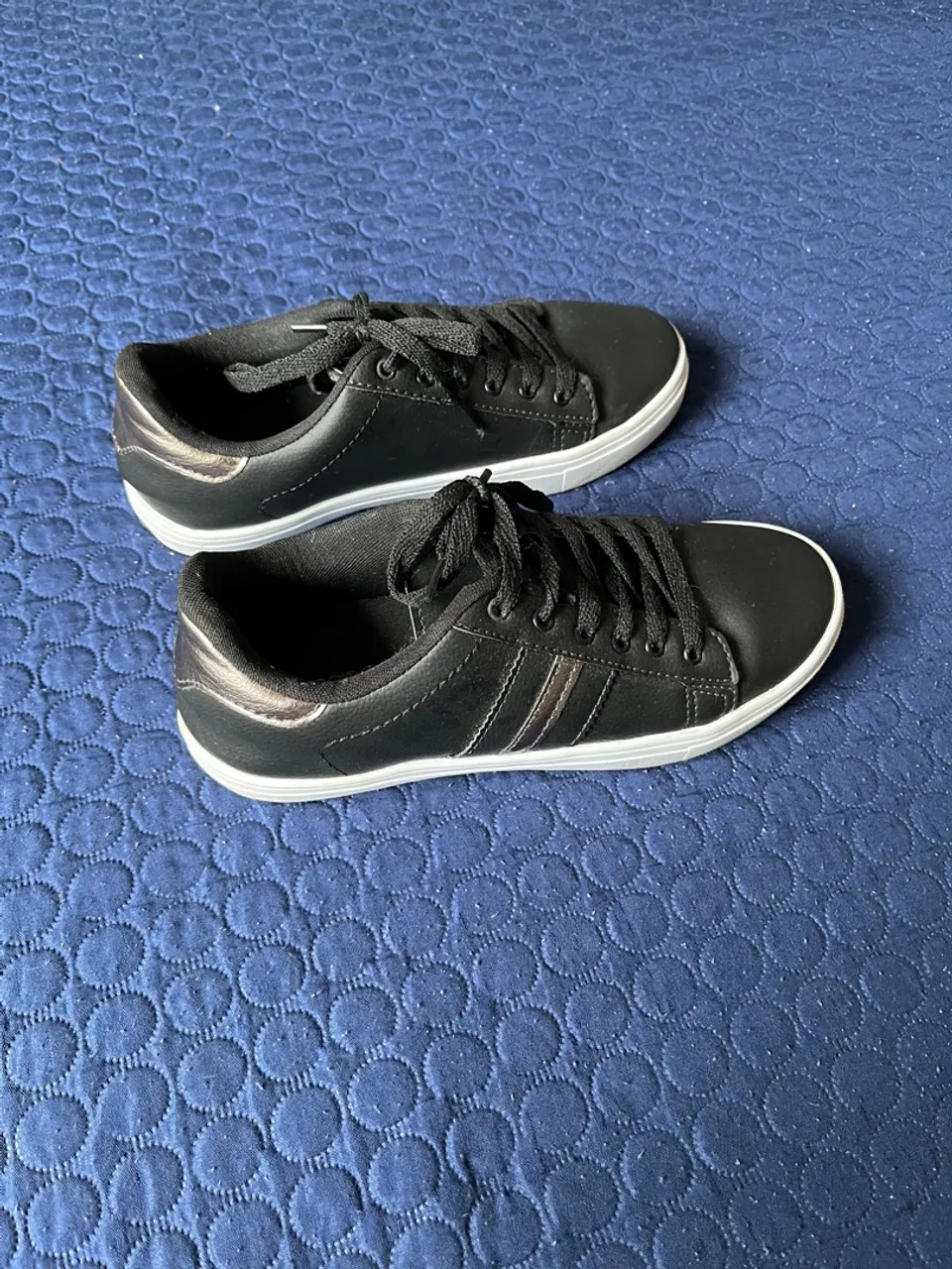 TÊNIS PRETO