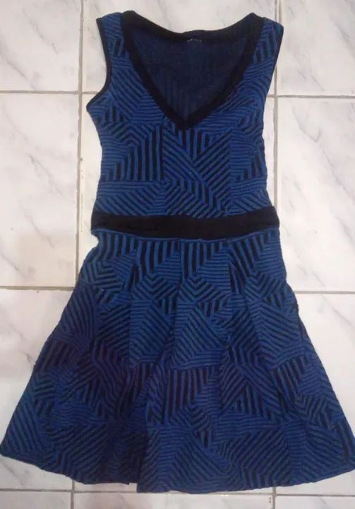 Vestido azul com detalhes em preto