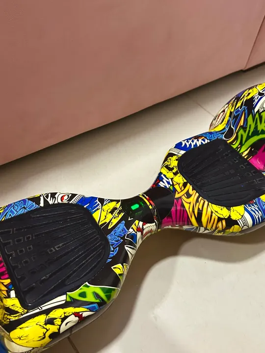 Hoverboard com design moderno e colorido.