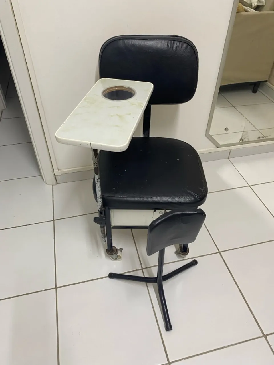 Cadeira com apoio e bandeja para manicure