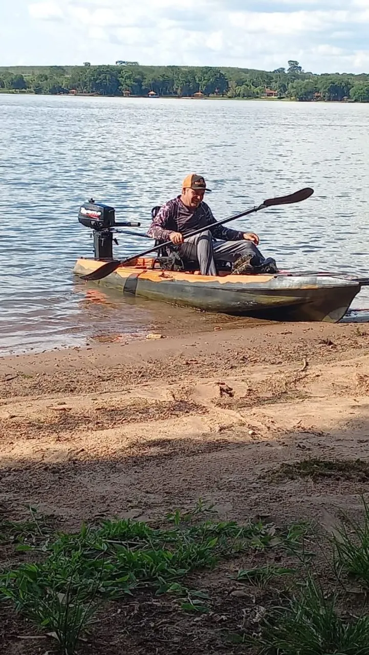 Caiaque com motor para pesca