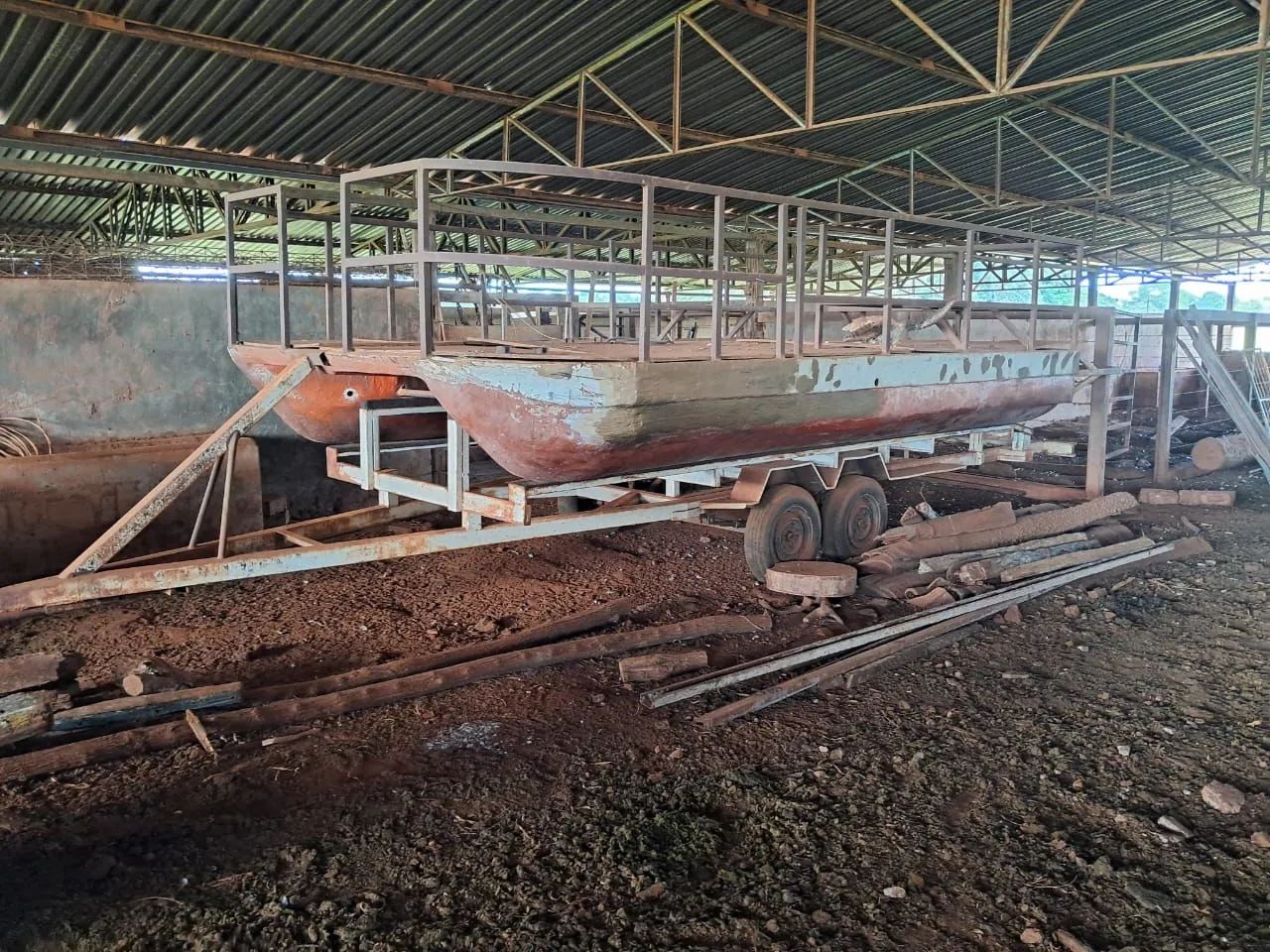 Vende-se flutuante/catamarã com carreta rodoviária 