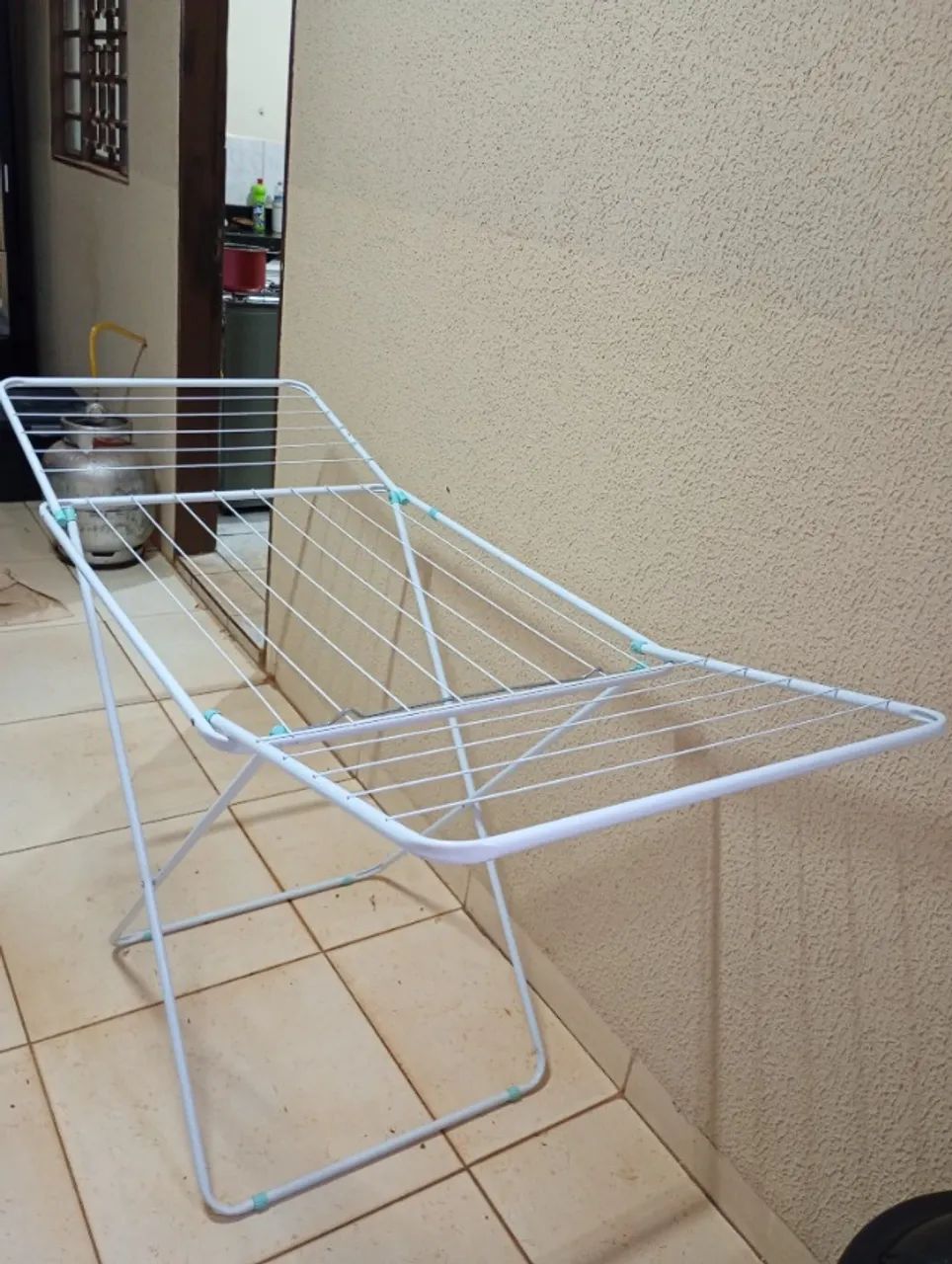 Floor-mounted clothesline, foldable.64750671035649122