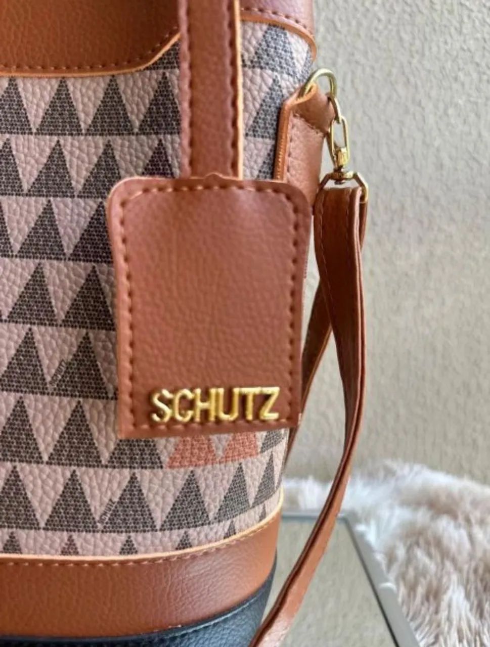 Bolsa Schutz triangle estampada com alça de ombro e mão - Foto 2