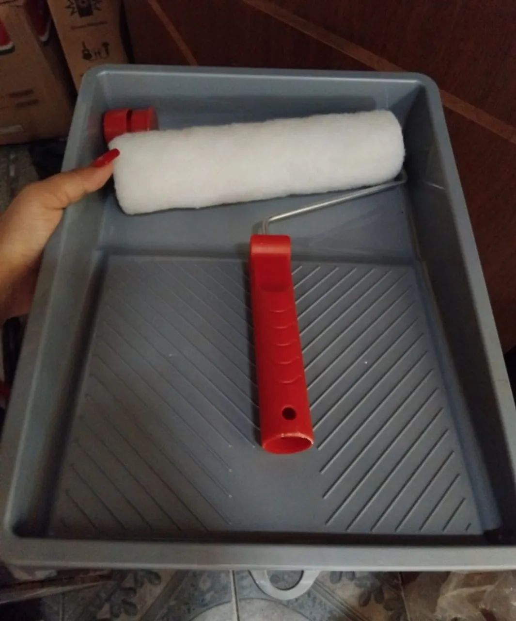 Rolo de pintura novo com bandeja e Tinta Branca