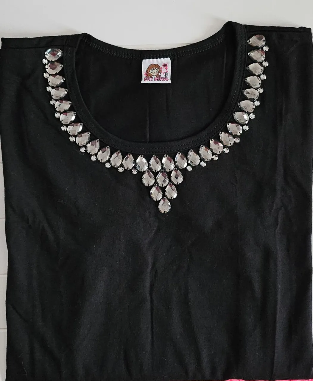 Blusa preta babylook com detalhe de pedrarias