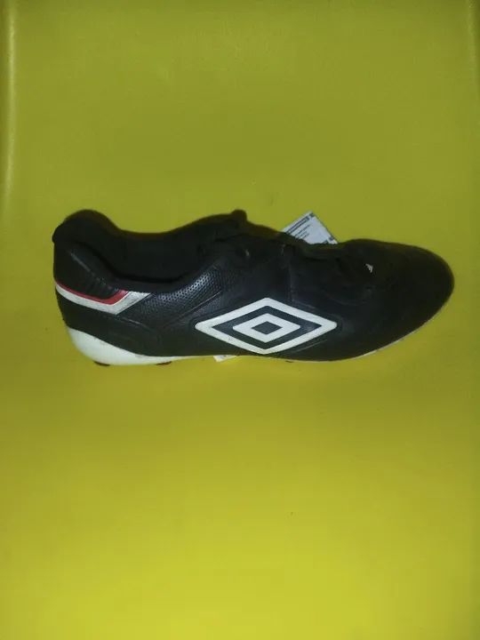 Chuteiras de Futebol Umbro - Tamanho 42  