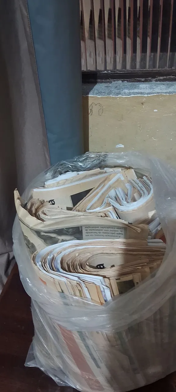 Jornal em saco plástico