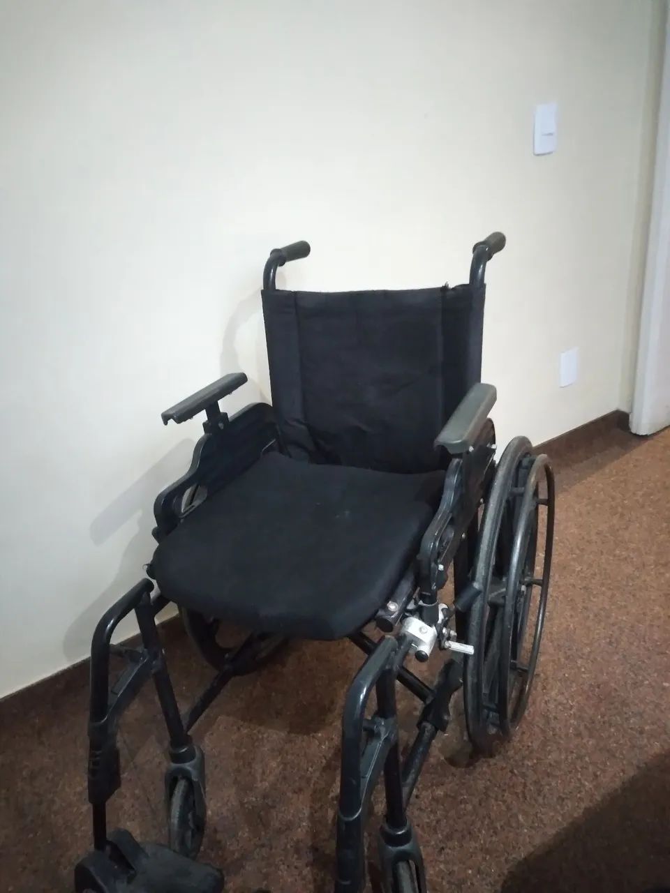 Cadeira de Rodas Confortável e Resistente