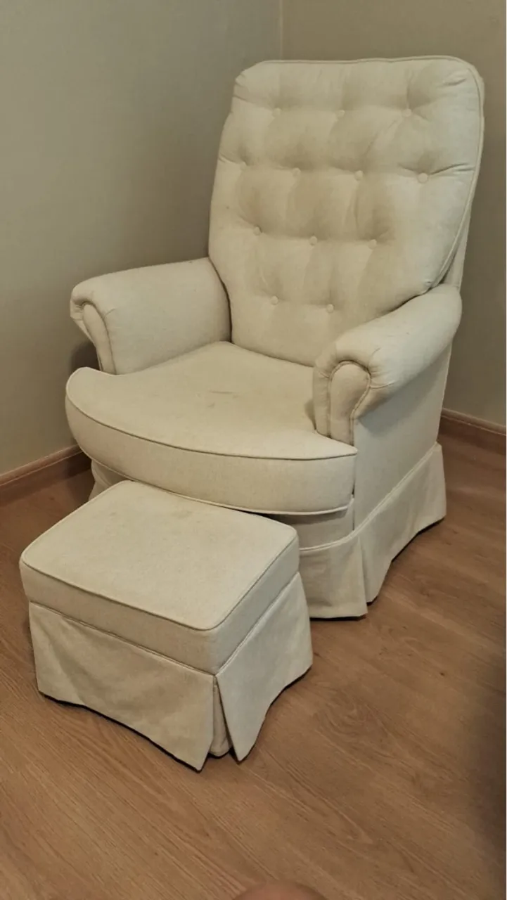 Poltrona Amamentação com Puff Confortável e Elegante