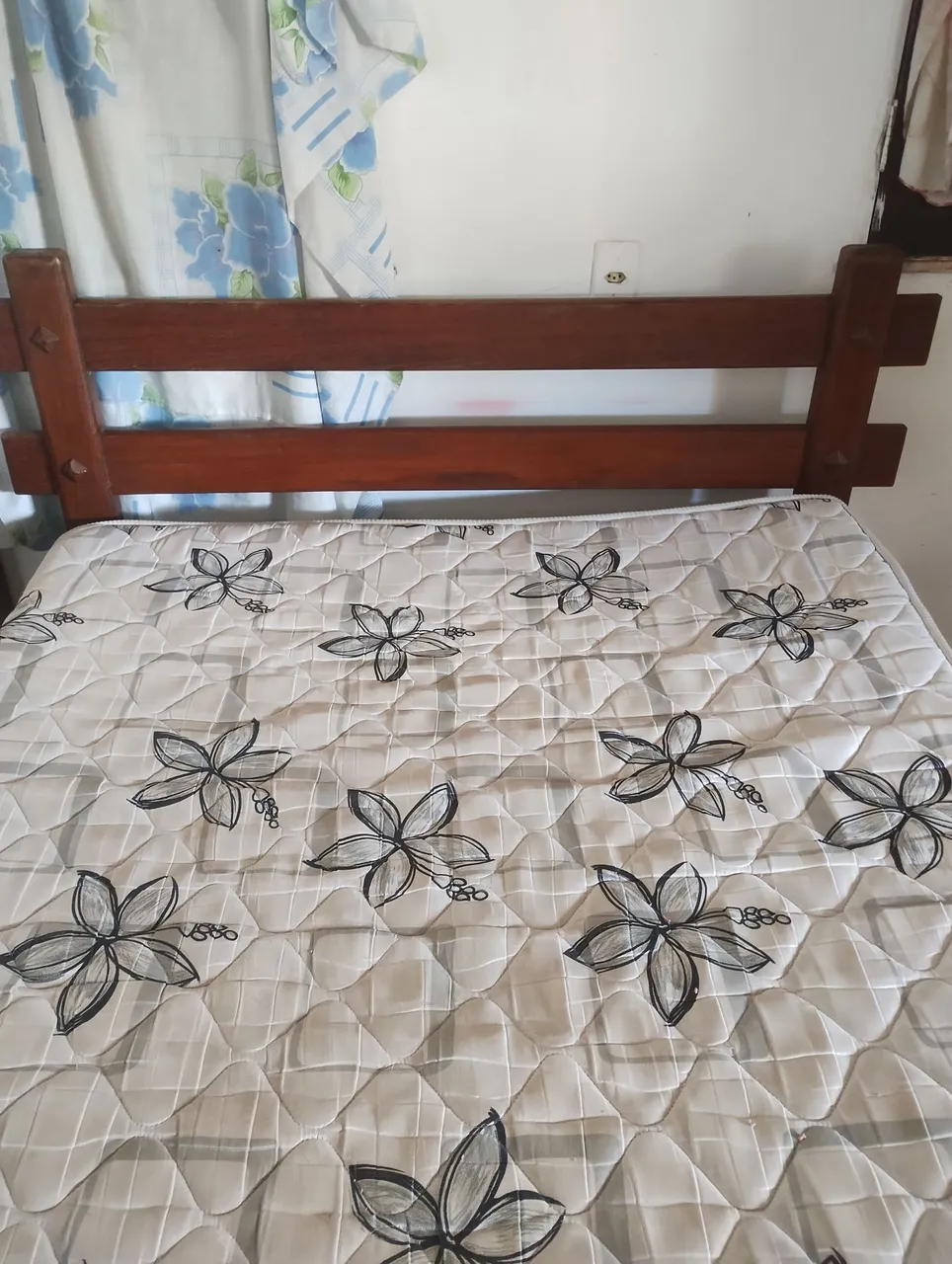 Cama de casal, Armação e colchão.