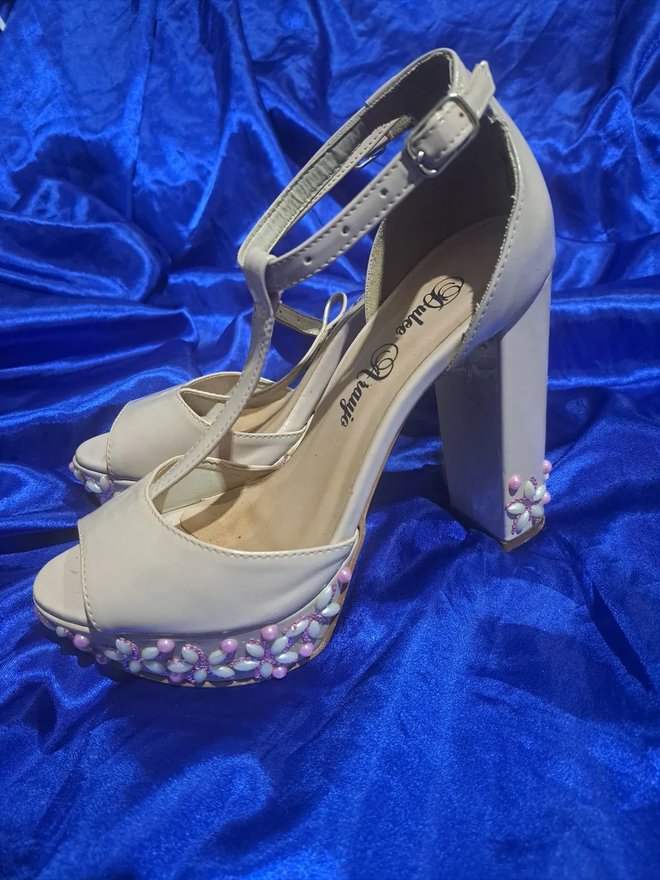 Sandália Salto Grosso Bege Detalhes