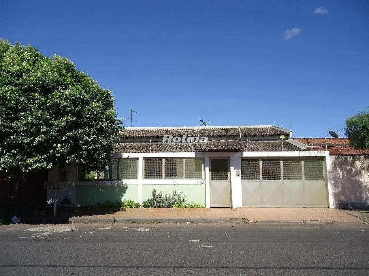 Casa para alugar, 3 quartos, Santa Mônica - Uberlândia/MG - Rotina Imobiliária