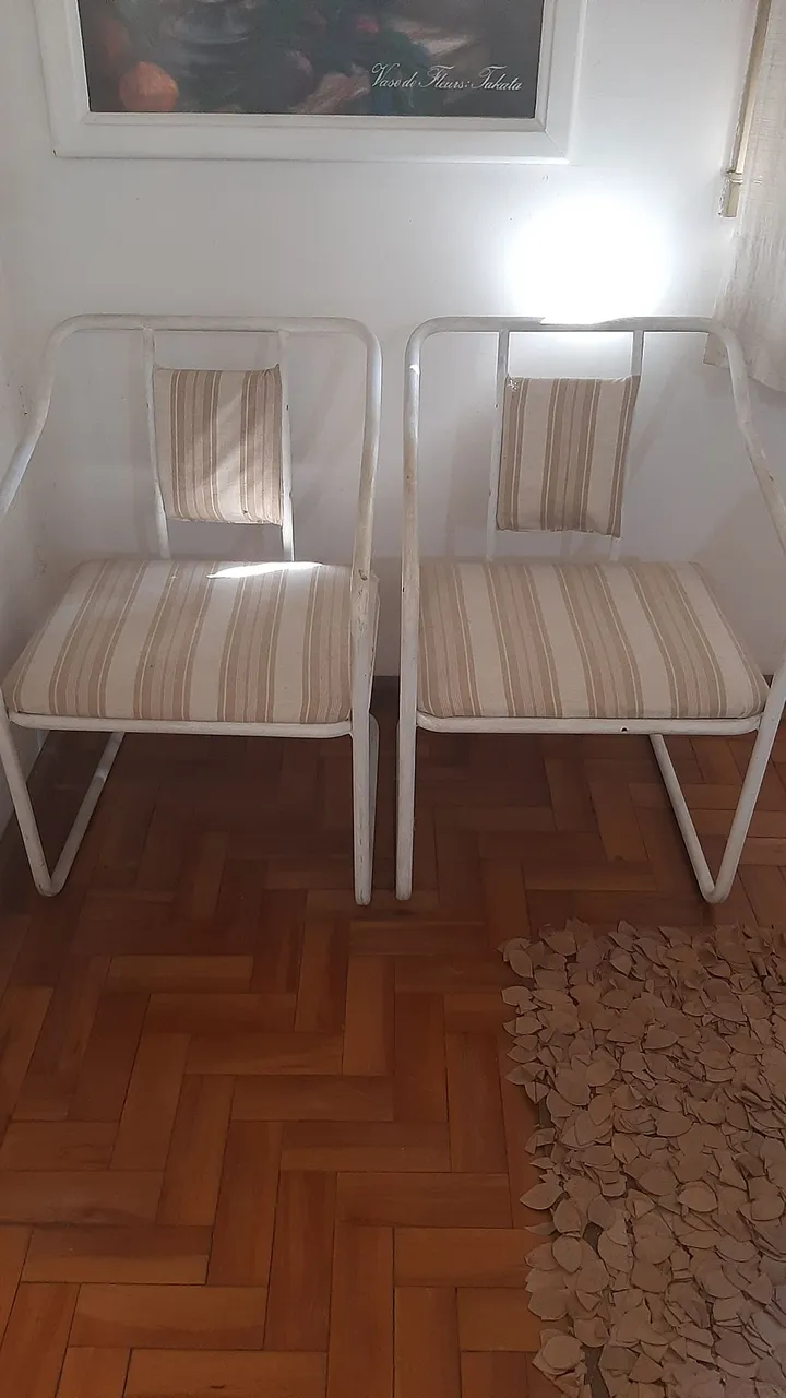 Par de cadeiras brancas estilo vintage