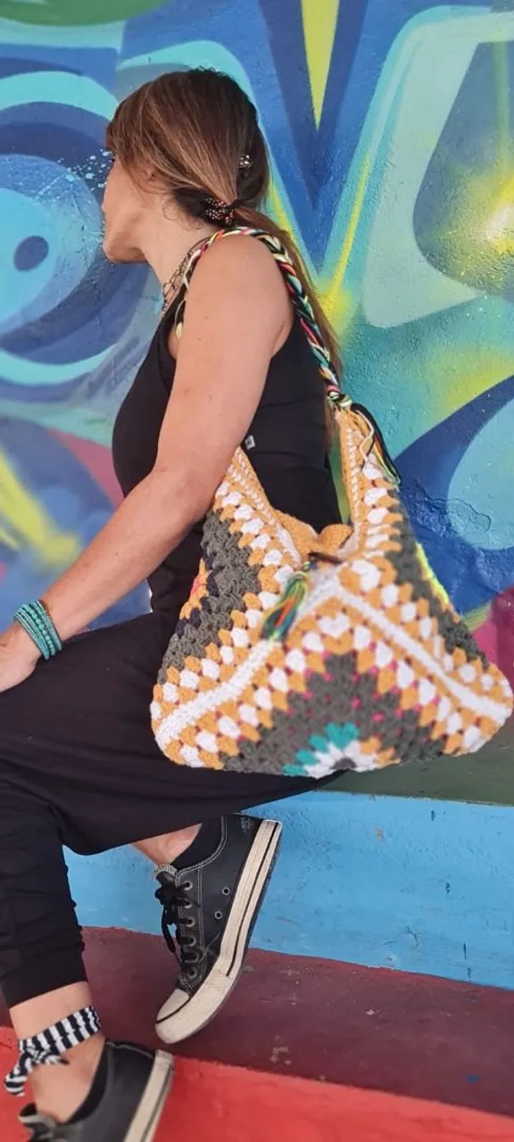 Bolsa de crochê artesanal colorida