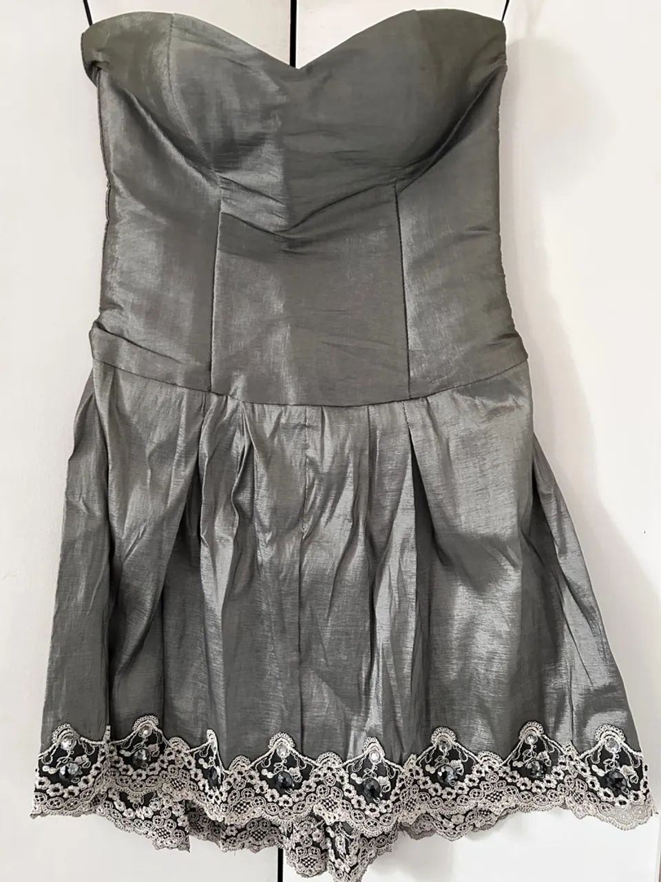 Vestido de festa cinza com detalhes