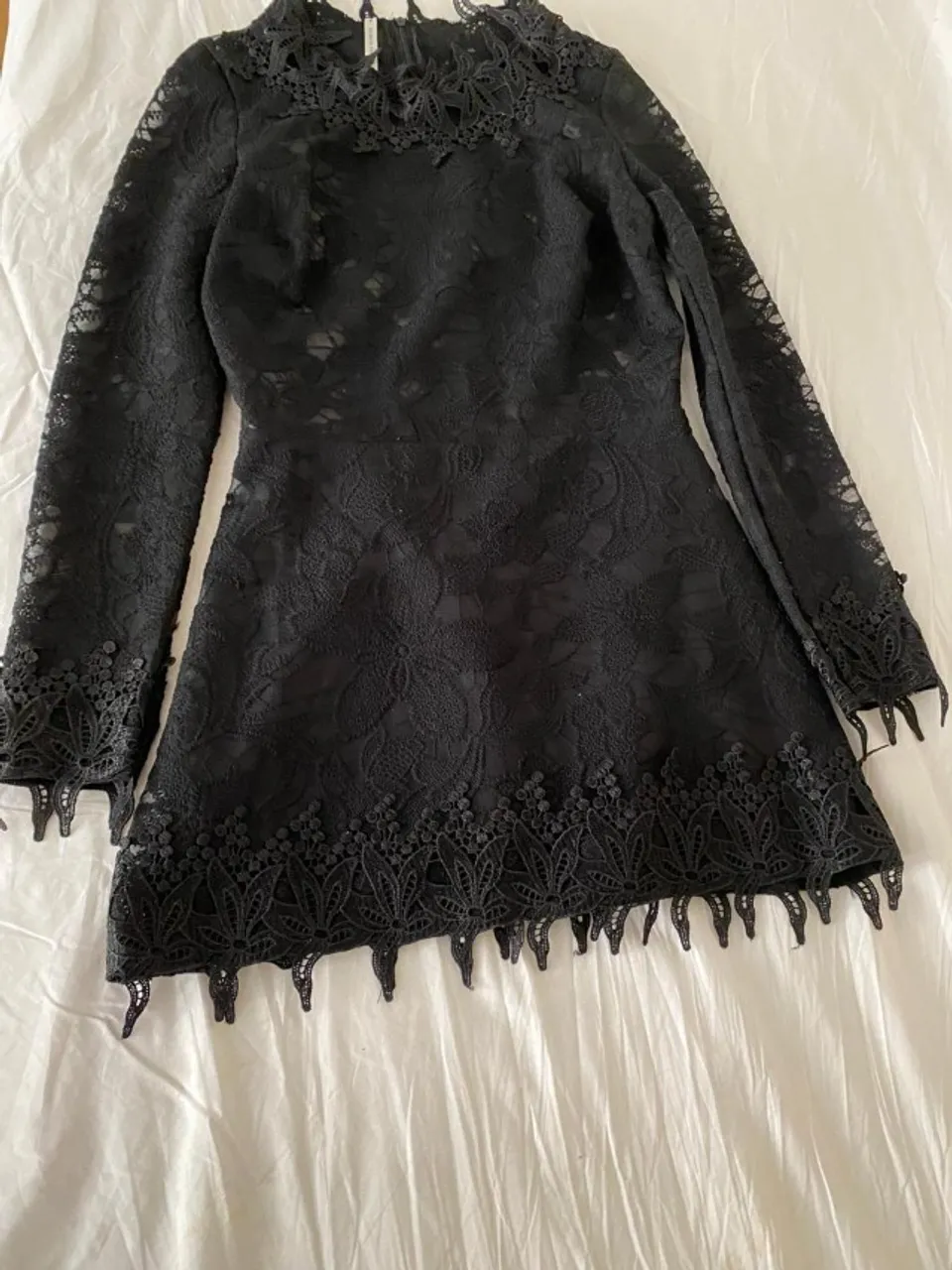 Vestido Bendita Trama P preto com mix de rendas lindo perfeito