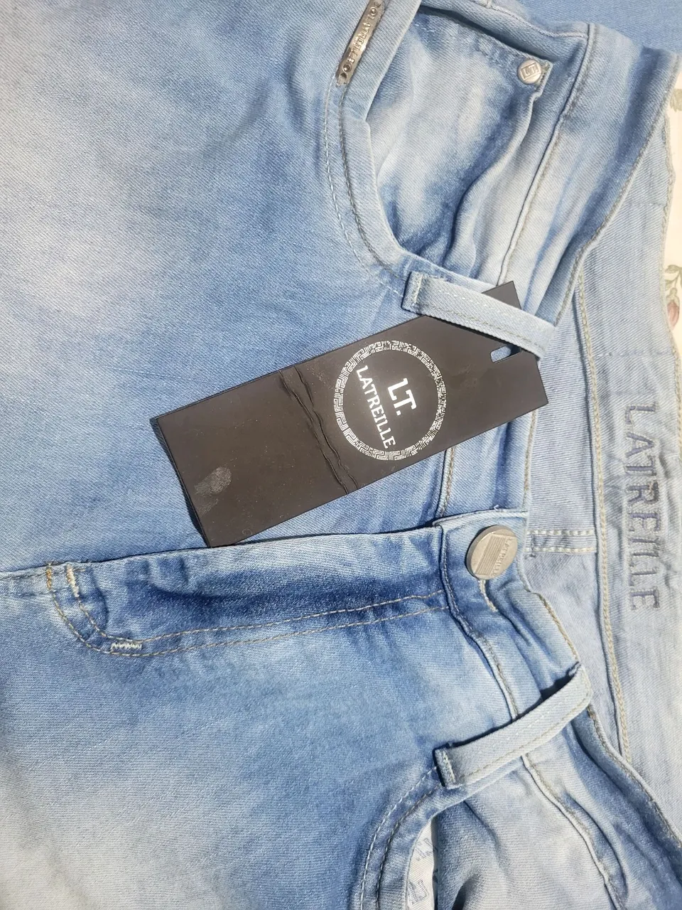 Calça Jeans Latreille Azul Claro 98% algodão.