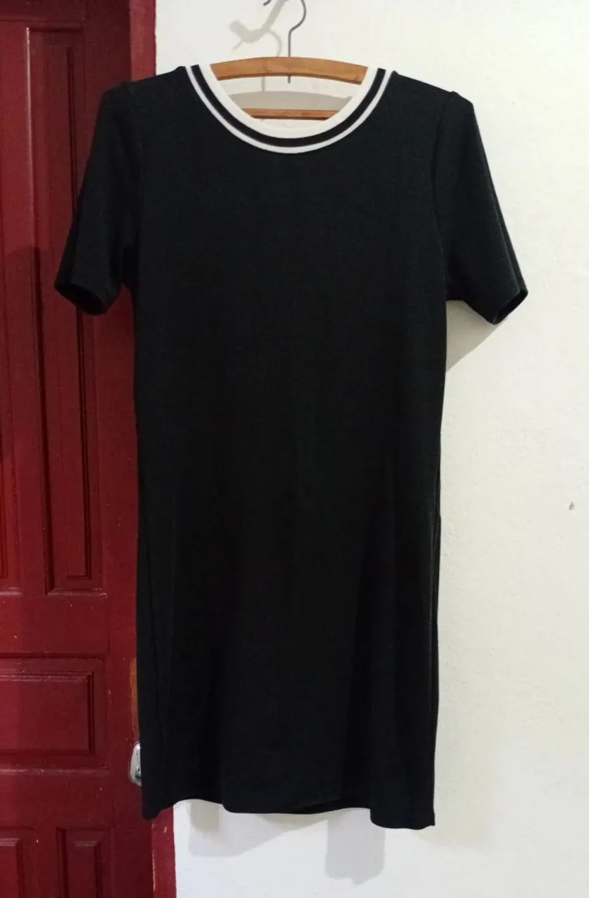 Vestido preto com gola de detalhes brancos