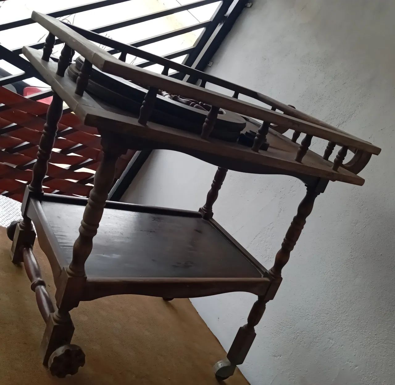 Lindo carrinho de chá/bebidas antigo em estilo colonial/clássico. 