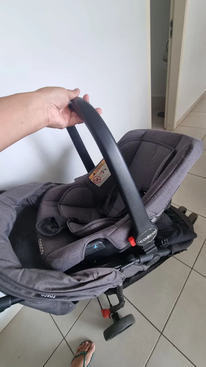 Carrinho bebê Cosco com bebê-conforto e base veicular - Foto 3