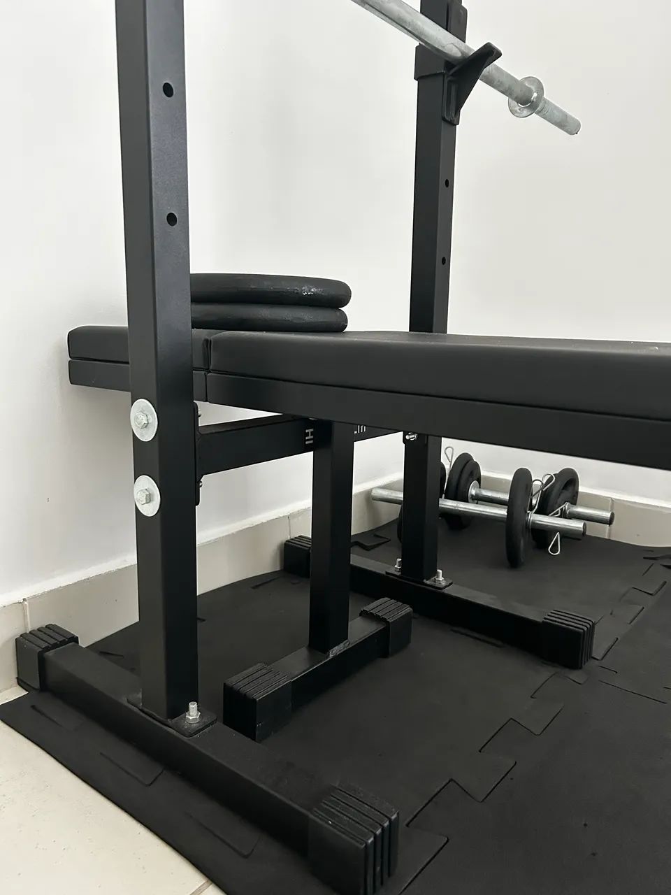 Suporte barra e anilhas (bíceps e supino com banco)
