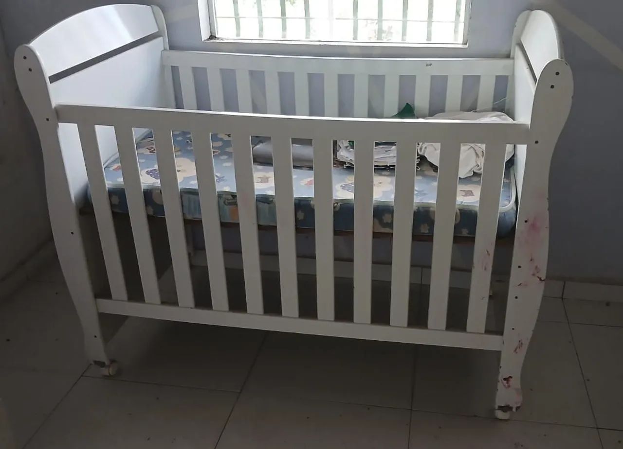 berço americano com colchão sem o ferro para mosquiteiro