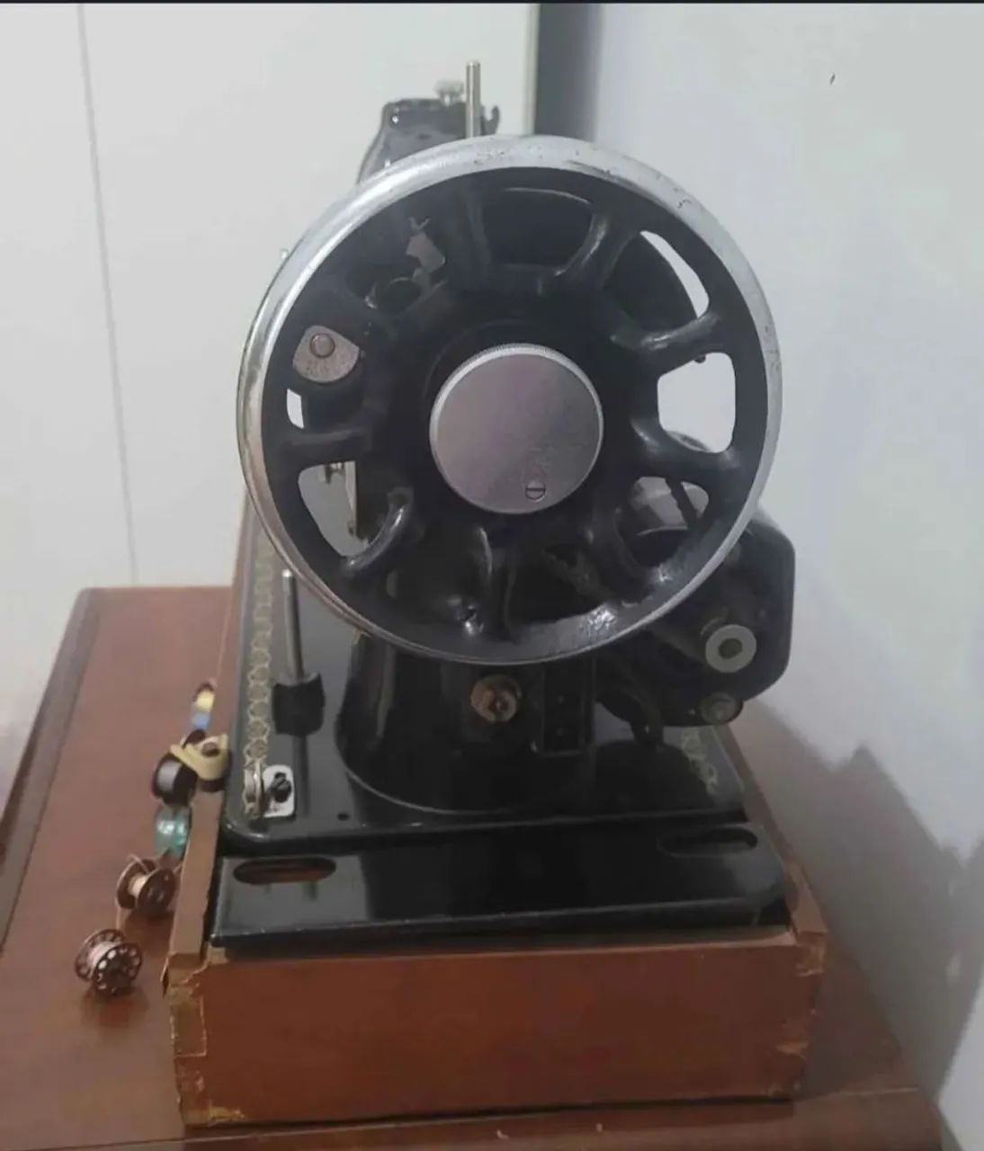 SINGER - Antiga Máquina Costura c/ Base em Madeira, ricamente trabalhada, - Foto 3