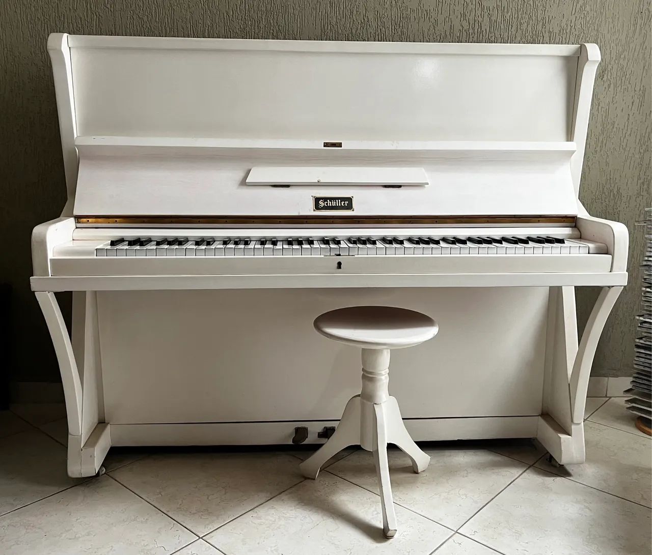 Piano vertical branco da marca Shuller - Foto 4