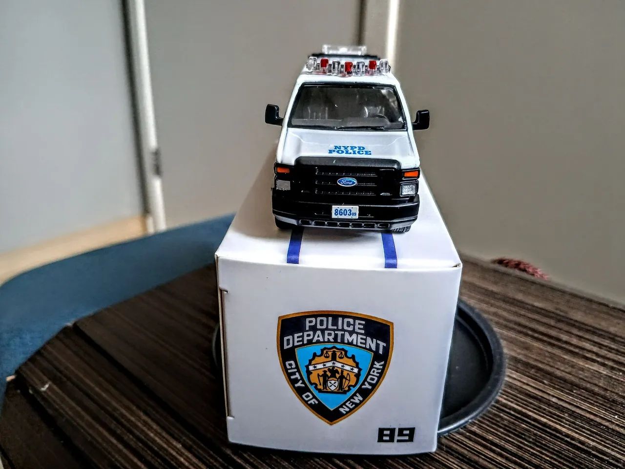 Miniatura 596 Models Ford E-Series Vans NYPD 1/64 - Foto 5
