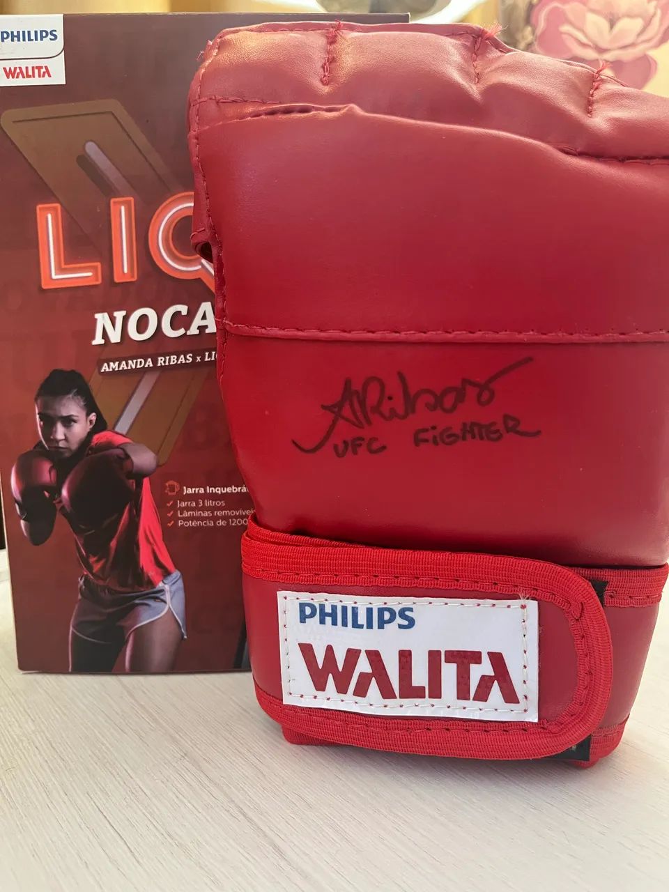 Luva de UFC autografada novinha!!