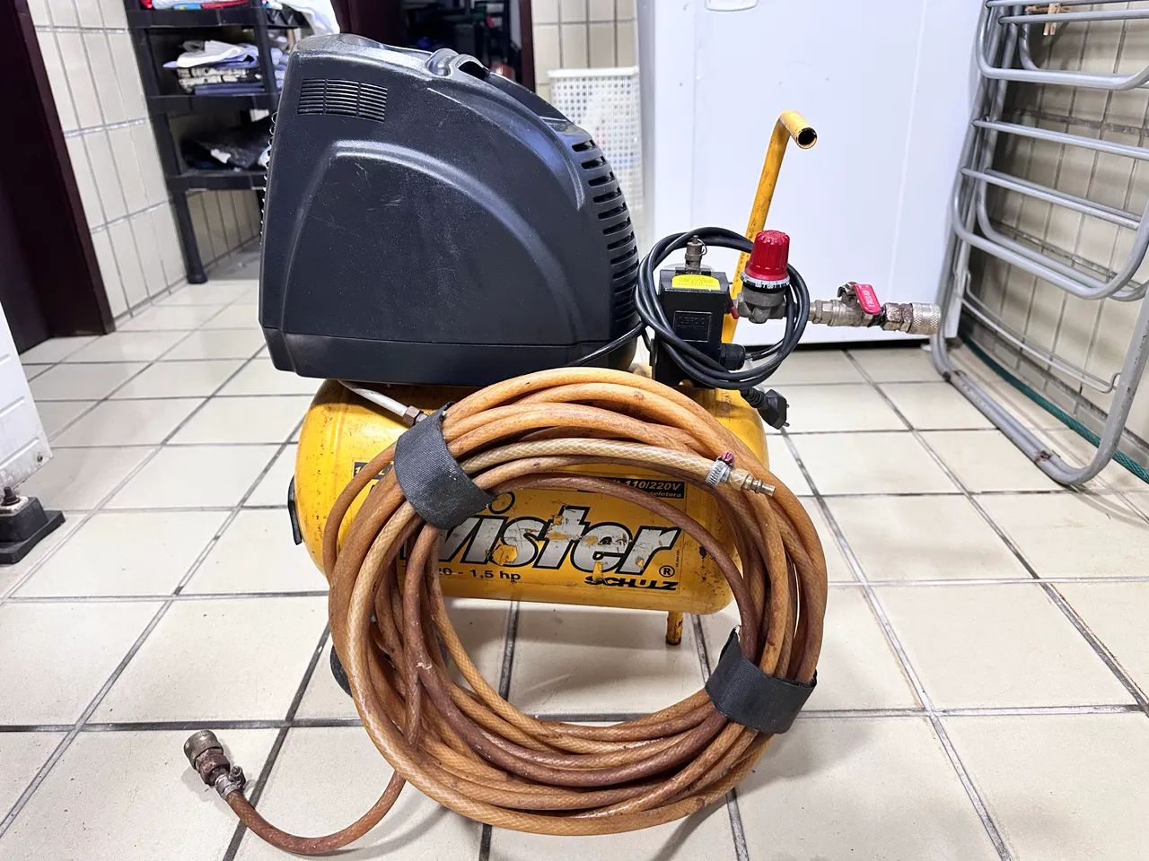 Vendo Compressor de Ar Schulz Twister 20L (Isento de Óleo) + Acessórios - Foto 5