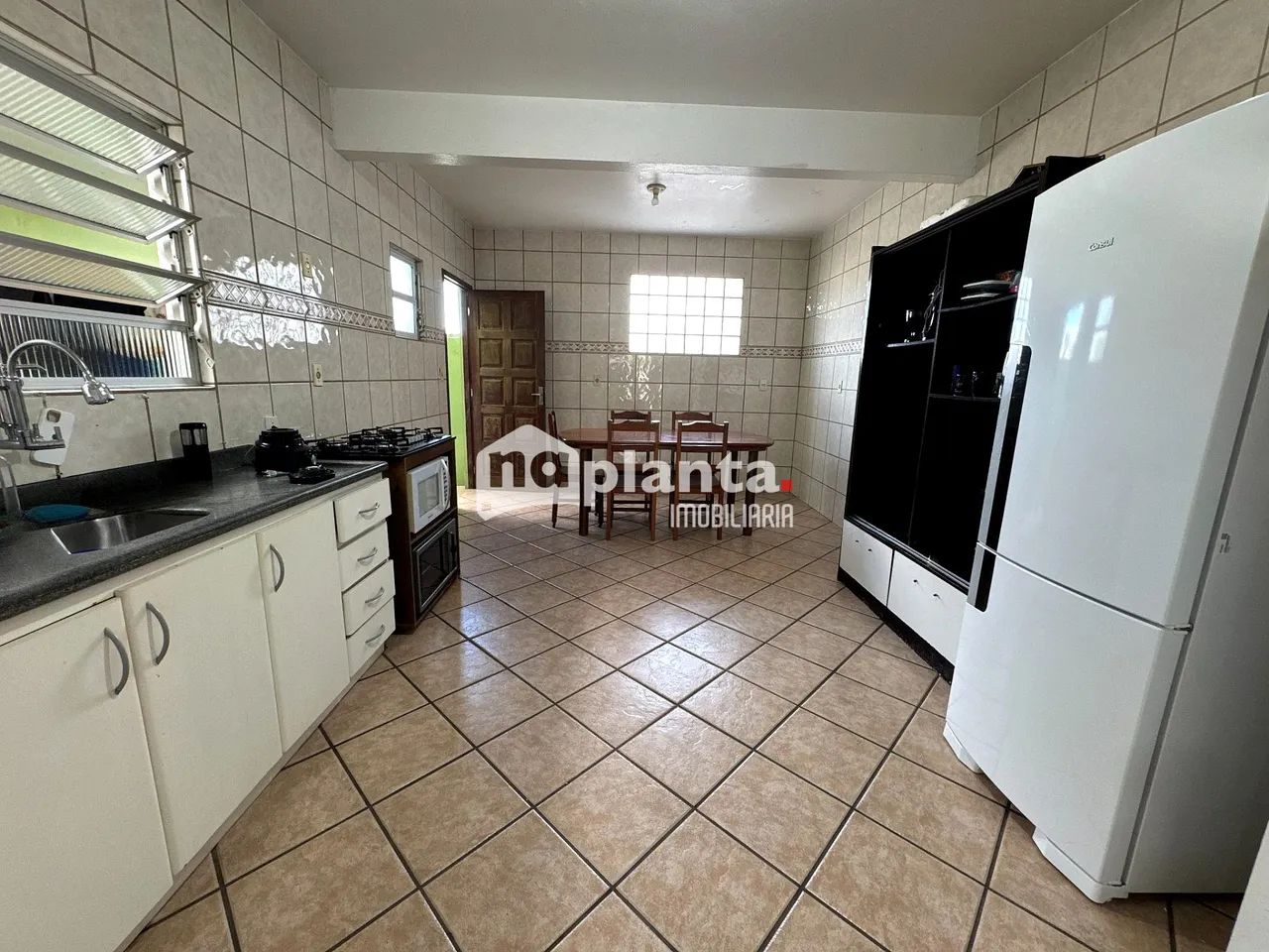 Sobrado com 03 Dormitórios em Florianópolis no Jardim Atlântico com 2 vagas.