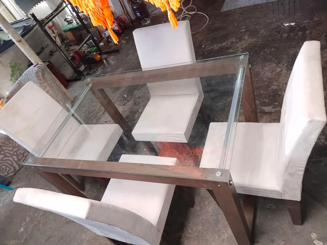 Mesa com tampo de vidro cadeiras de camusa  - Foto 5