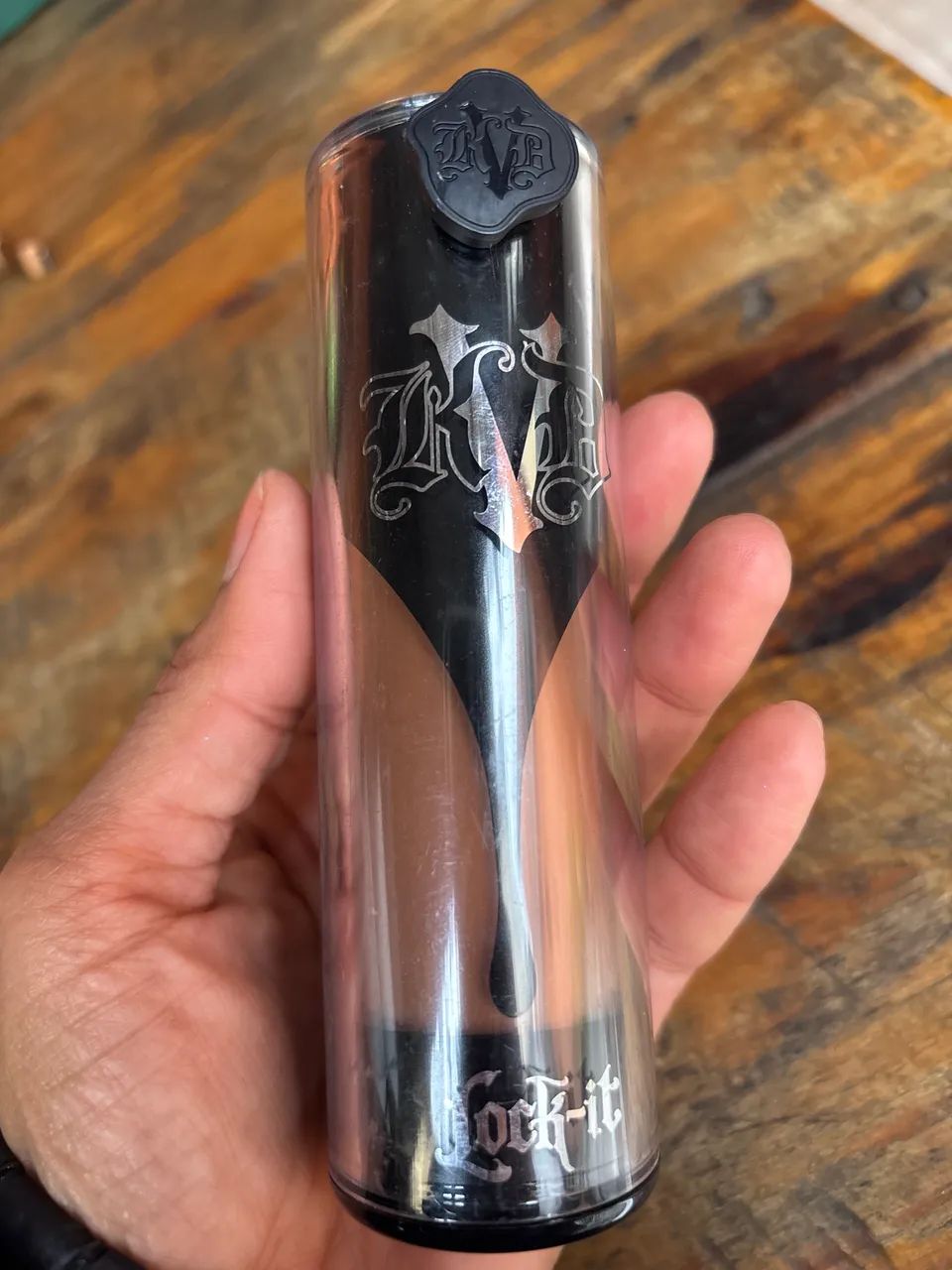 Base Kat Von D pele negra