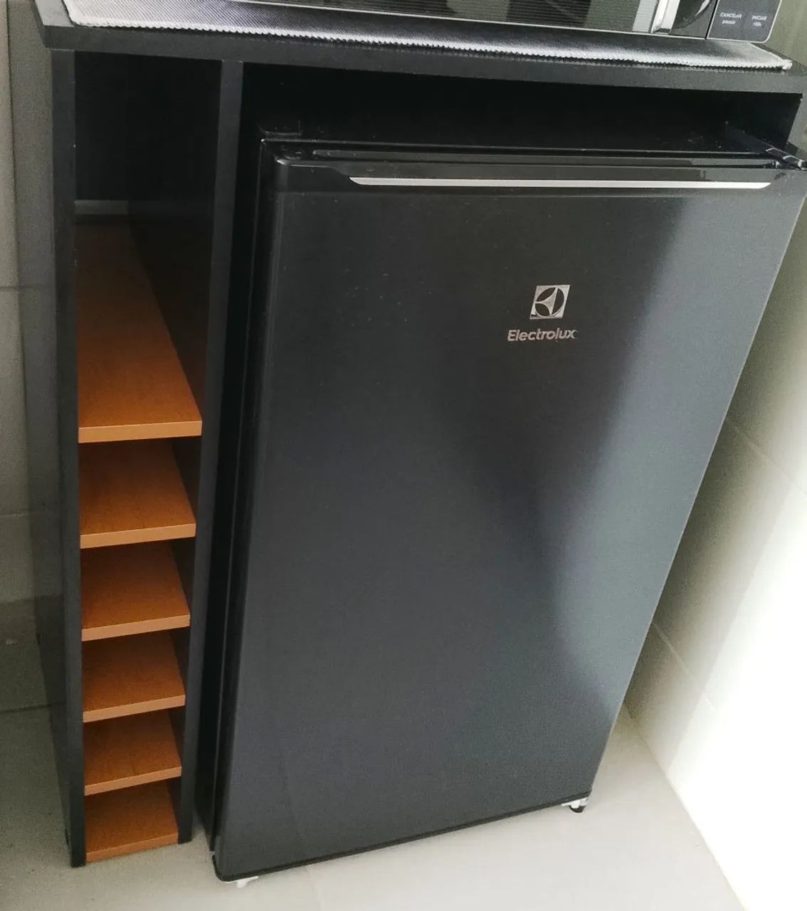 Frigobar Eletrolux preto 90 litros 