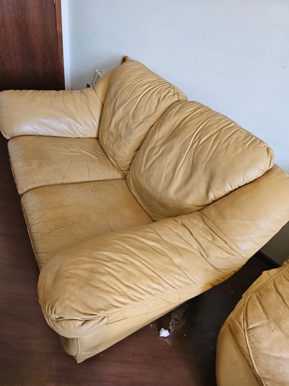 SOFA EM COURO-COR MOSTARDA PRA REFORMA