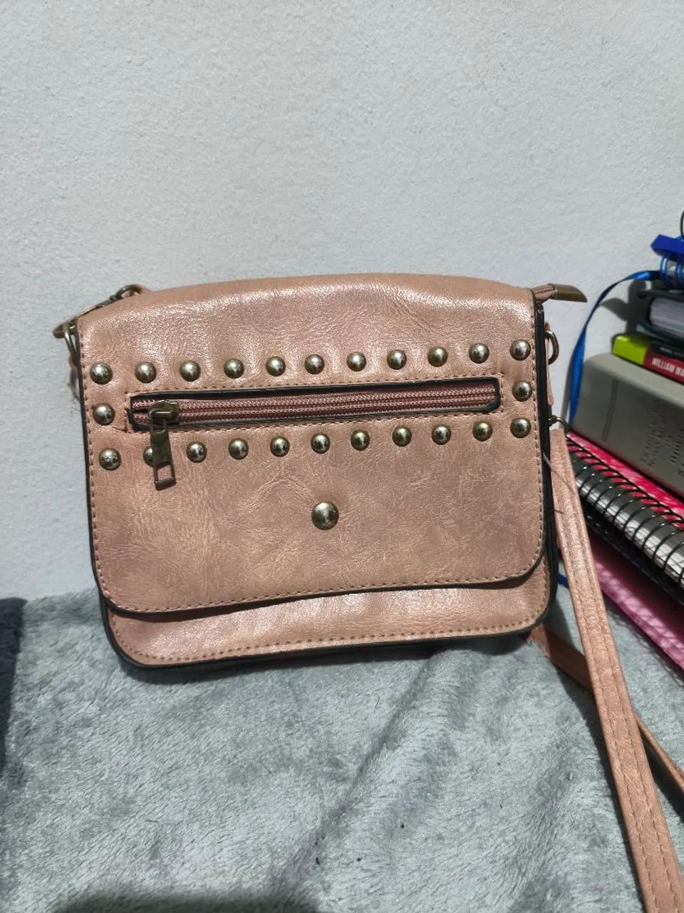 Bolsa rosa de couro sintético 