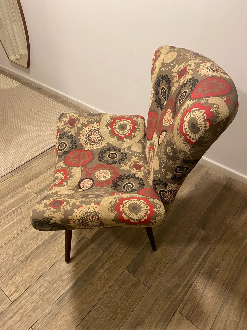 Poltrona Decorativa com Pés Palito - Menegaz