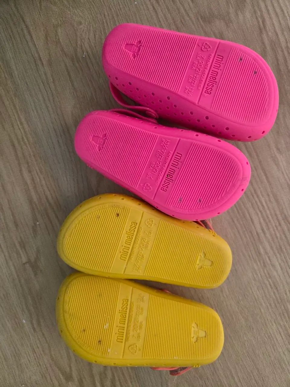 sandália mini melissa gêmeas rosa e amarela - Foto 3