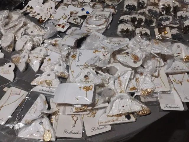 Kit Bijuterias (Pulseiras, Brincos, Anéis, Colares etc) - Foto 5