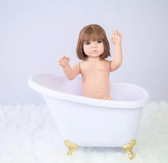 Boneca bebe reborn com roupinhas e acessorios LINDA! Acompanha caixa e Certidao - Foto 4