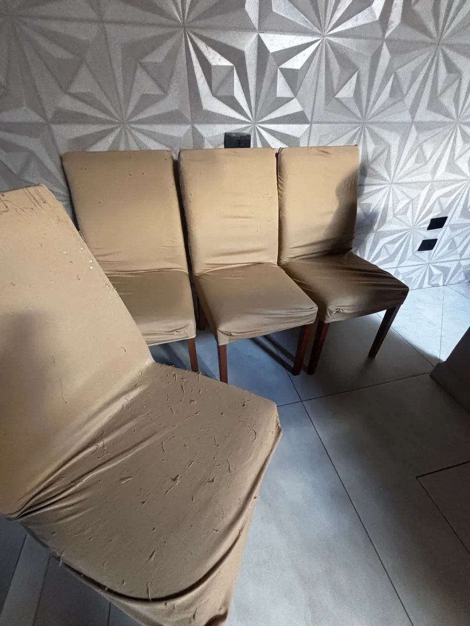 4 cadeiras de madeiras. 