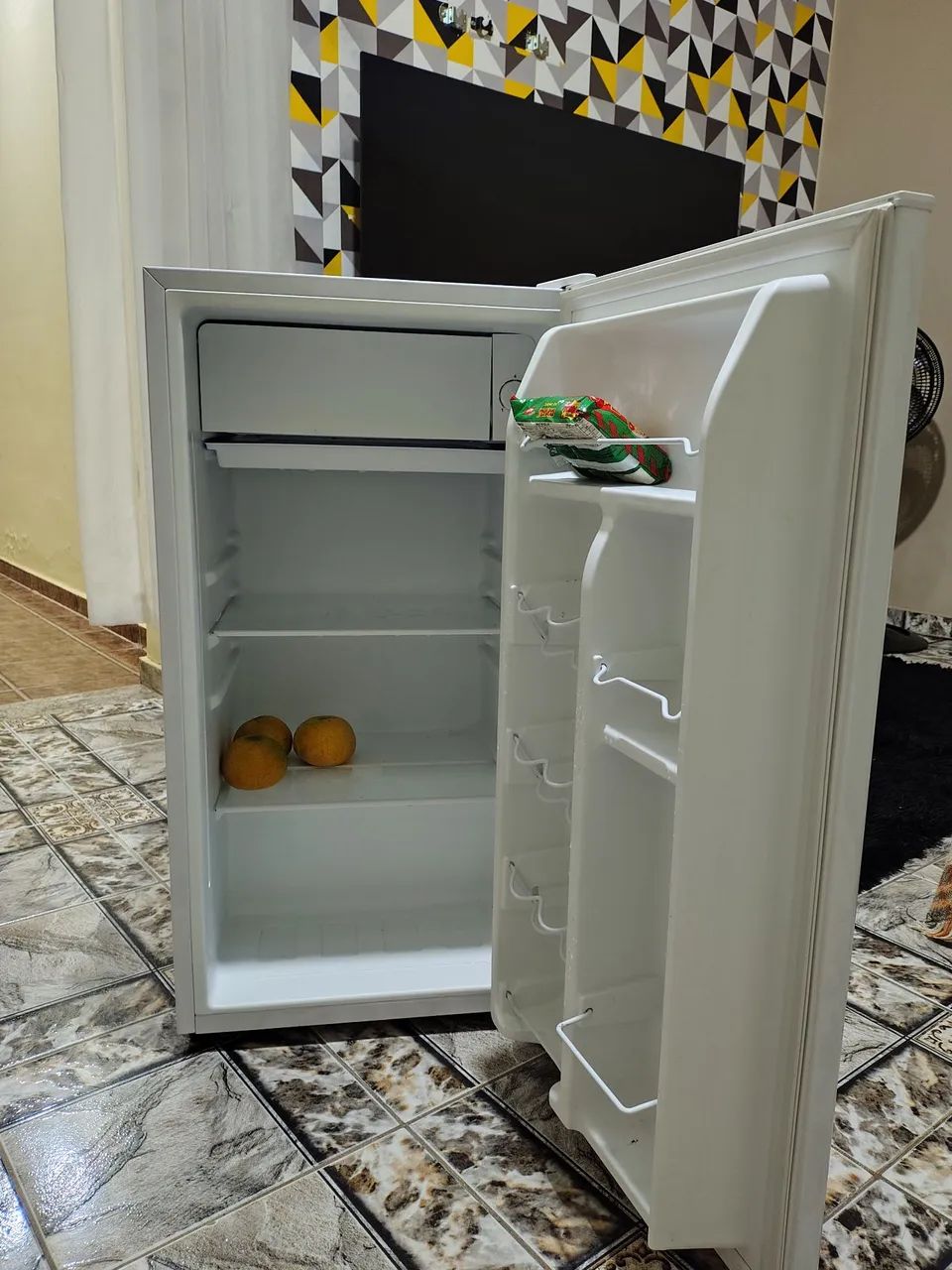 FRIGOBAR ELGIN 93 LITROS PRATICAMENTE SEM USO. - Foto 4