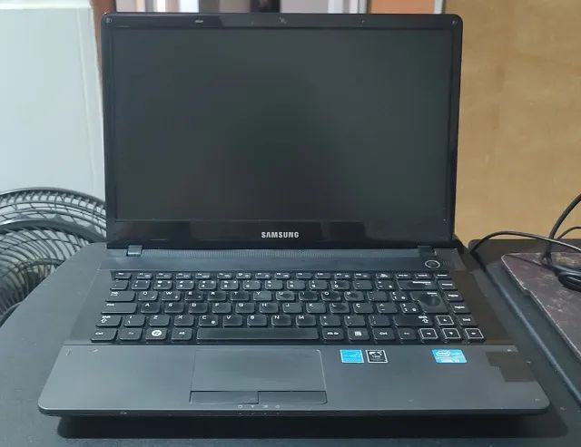 Notebook Samsung NP300E4A-AD2BR (COM FALHAS, MAS FUNCIONANDO)