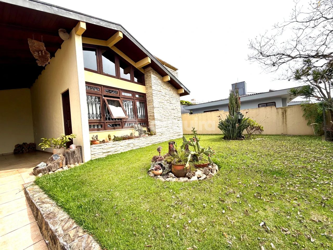 Casa térrea com amplo quintal e espaço de lazer - Foto 2