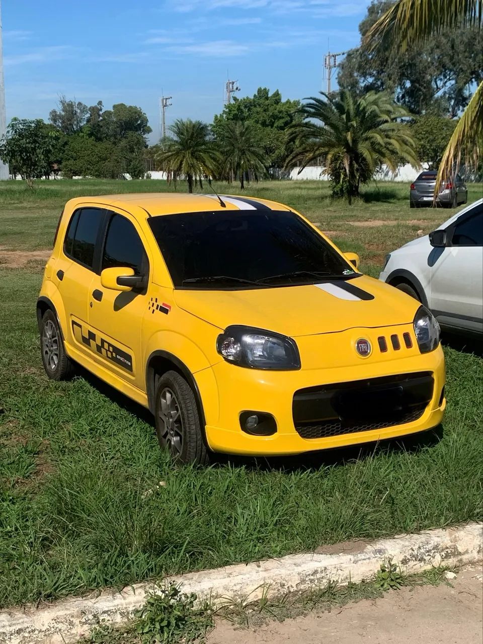 Fiat Uno Sporting 1.4 EVO Fire Flex 8V 4P 2012 - Foto 2