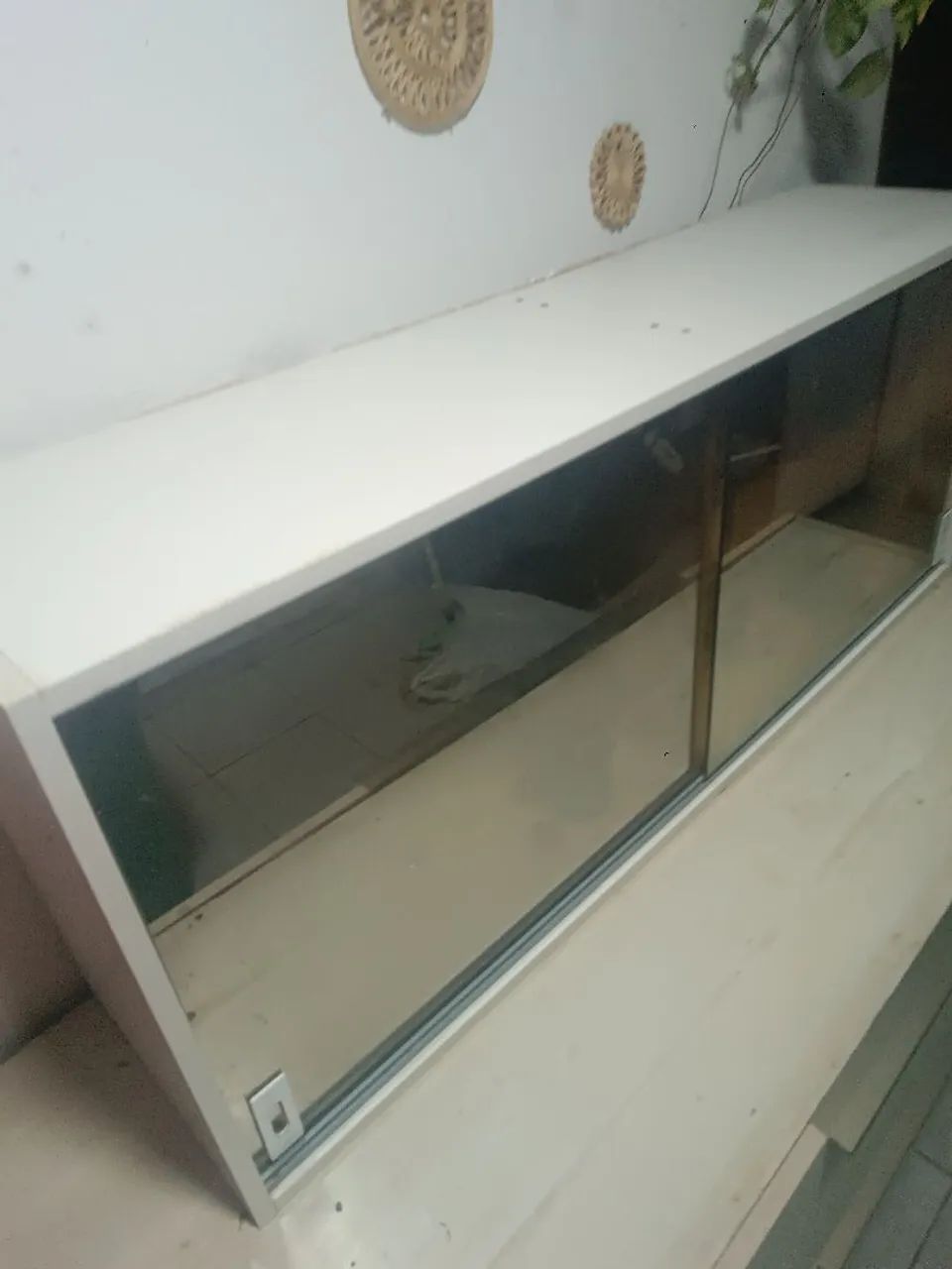 Armário aéreo com portas de vidro